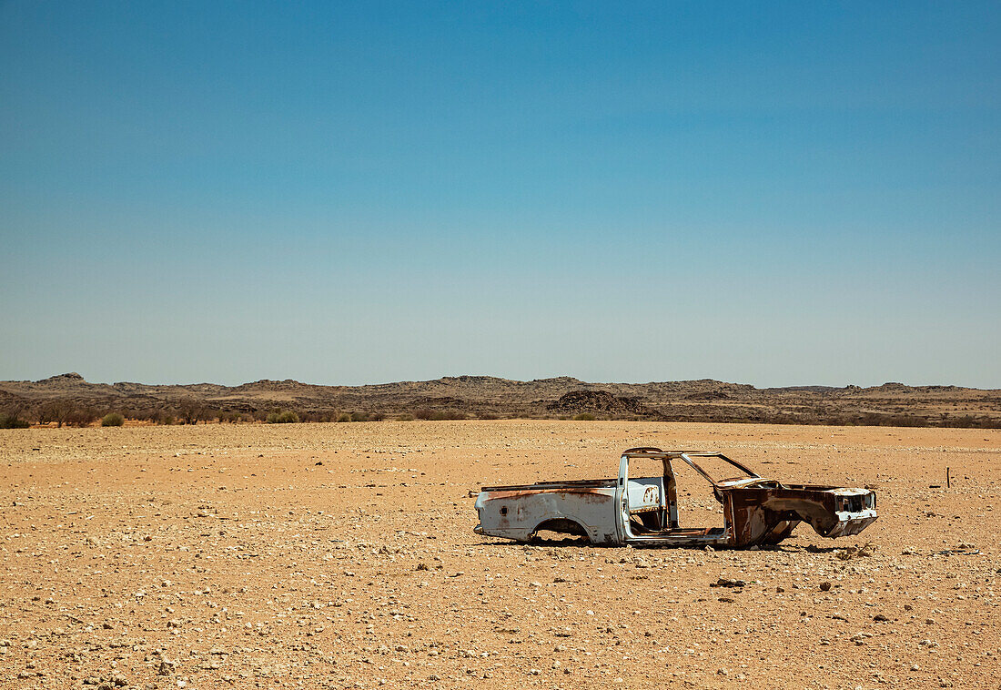 Verlassenes Autowrack in der Wüste auf der Straße zum Brandberg, Damaraland; Kunene Region, Namibia