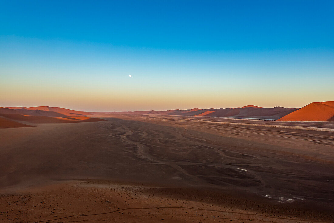 Blick von der Düne 45, Sossusvlei, Namib-Wüste, Namib-Naukluft-Nationalpark; Namibia