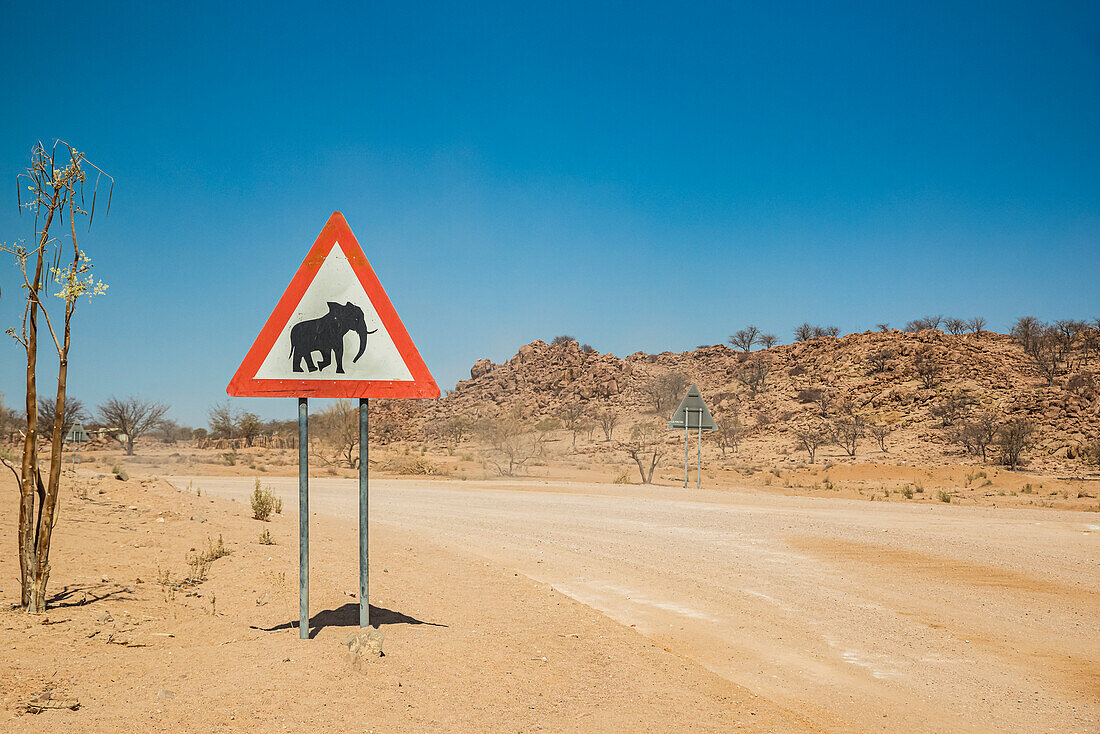 Elefantenwarnschild am Straßenrand, auf der Straße zum Brandberg, Damaraland; Kunene Region, Namibia