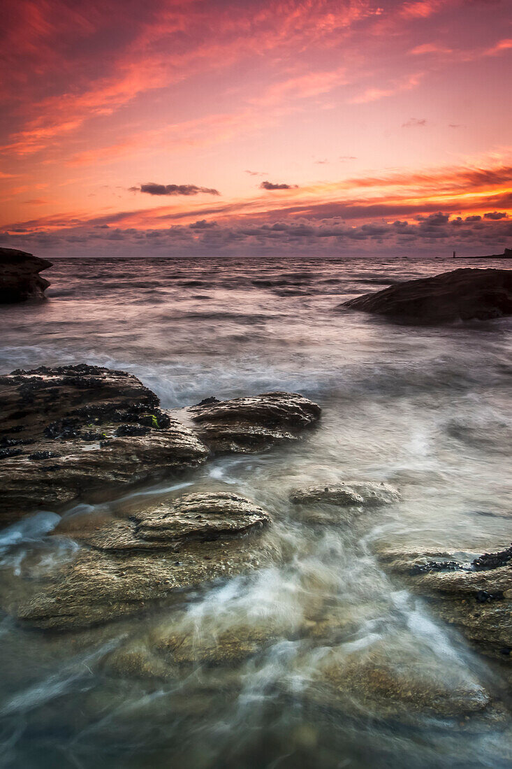 Sonnenuntergang über den Felsen an der französischen Atlantikküste; Perharidi, Brest, Frankreich