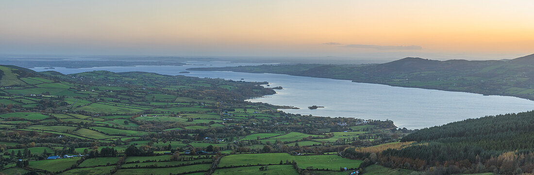 Sonnenaufgang über der Grafschaft Clare und dem Lough Derg, gestochenes Panorama; Killaloe, Grafschaft Clare, Irland