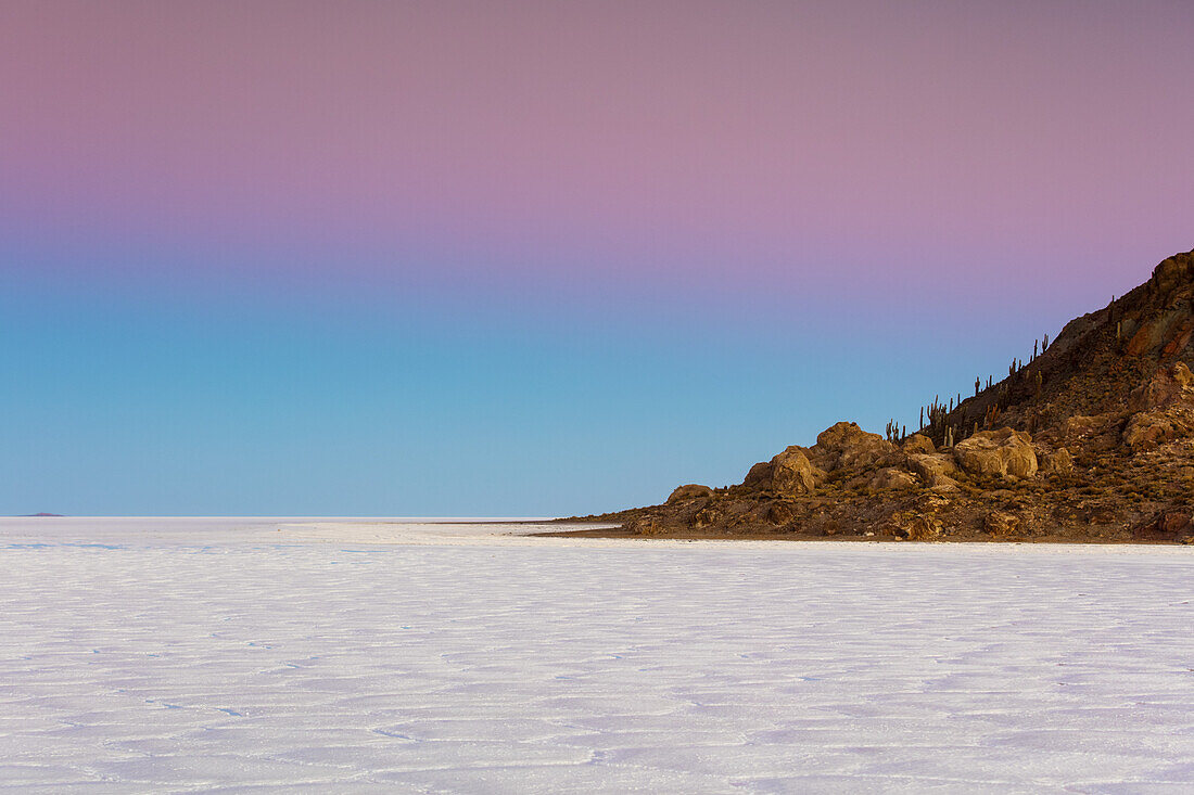 Sonnenuntergang über der Kaktusinsel im Salar de Uyuni; Potosi, Bolivien