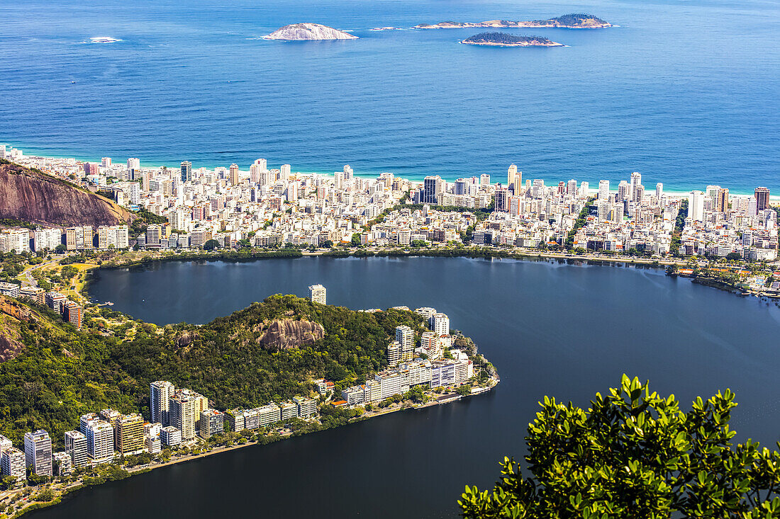 Blick auf die Lagune Rodrigo de Freitas und die Küste von Rio de Janeiro, einem UNESO-Welterbe; Rio de Janeiro, Rio de Janeiro, Brasilien