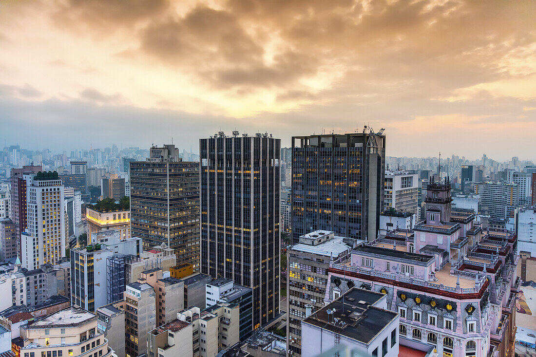 Wolkenkratzer unter leuchtend orangefarbenen Wolken bei Sonnenuntergang; Sao Paulo, Sao Paulo, Brasilien