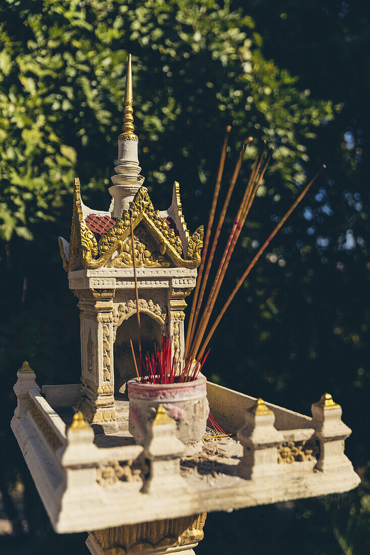 Kleiner Hindu-Schrein und Weihrauch, Phimeanaka; Angkor, Kambodscha