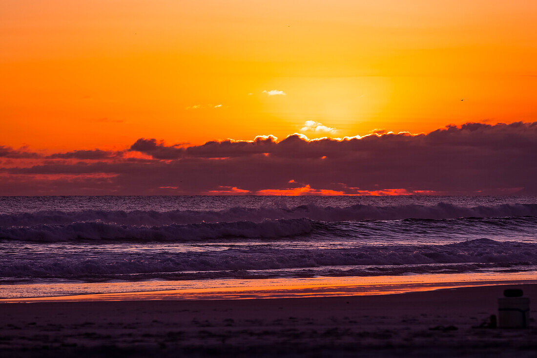 Sonnenuntergang am Praia Grande; Arraial do Cabo, Rio De Janeiro, Brasilien