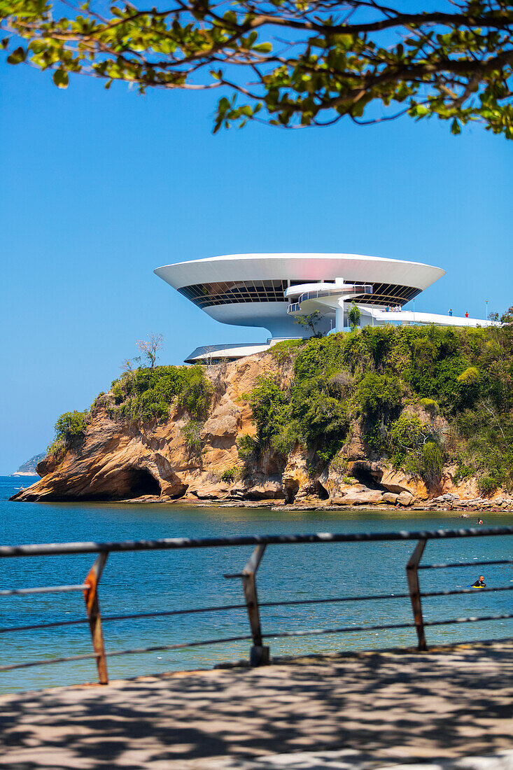 Museum für zeitgenössische Kunst Niteroi von Oscar Neimeyer; Niteroi, Rio de Janeiro, Brasilien