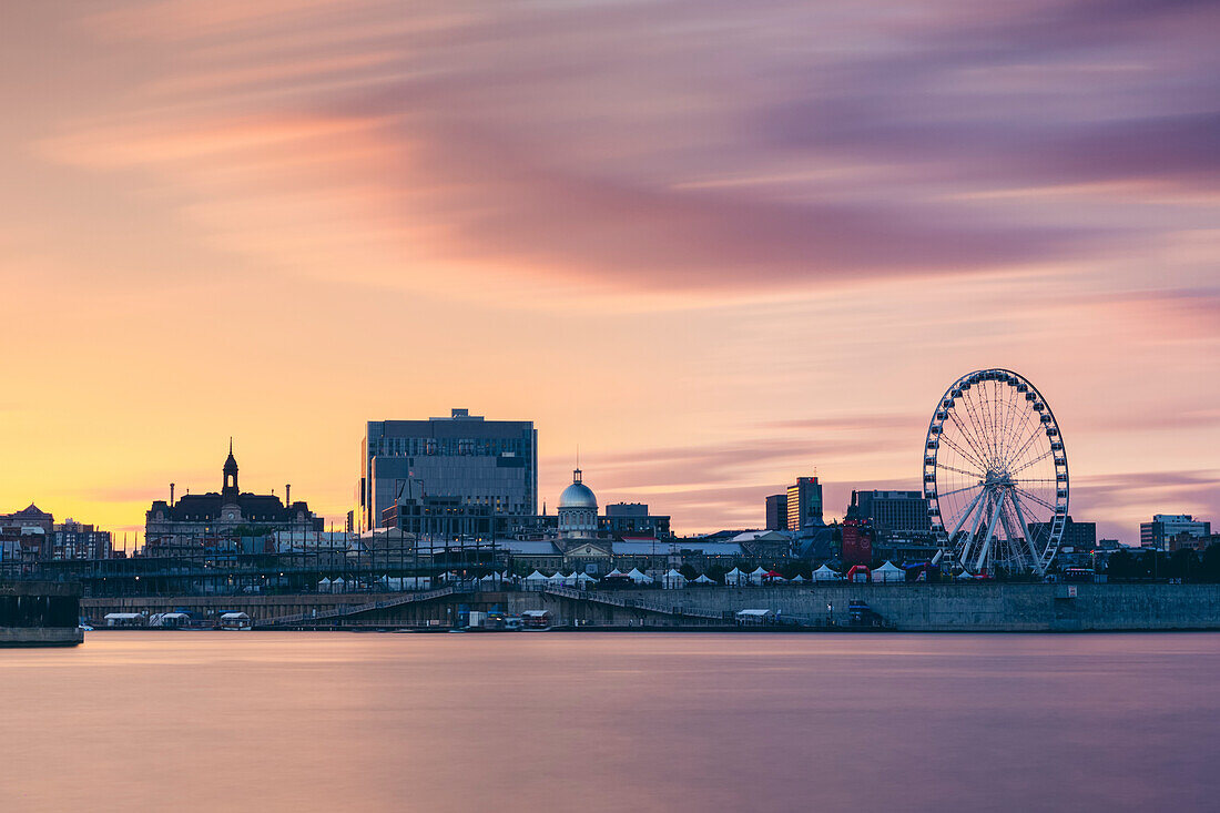 Sonnenuntergang über Montreal; Montreal, Québec, Kanada