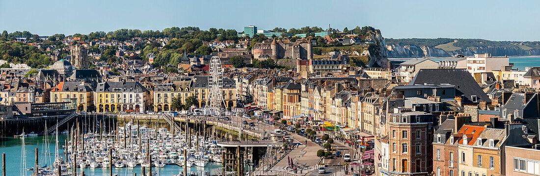 Panorama von Dieppe mit einem Hafen voller Boote und einem Riesenrad; Dieppe, Normandie, Frankreich