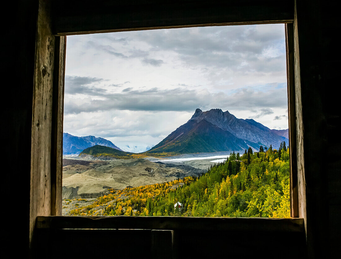 Blick auf den Kennicott-Gletscher aus dem oberen Fenster der Kennecott-Kupfermine; McCarthy, Alaska, Vereinigte Staaten von Amerika