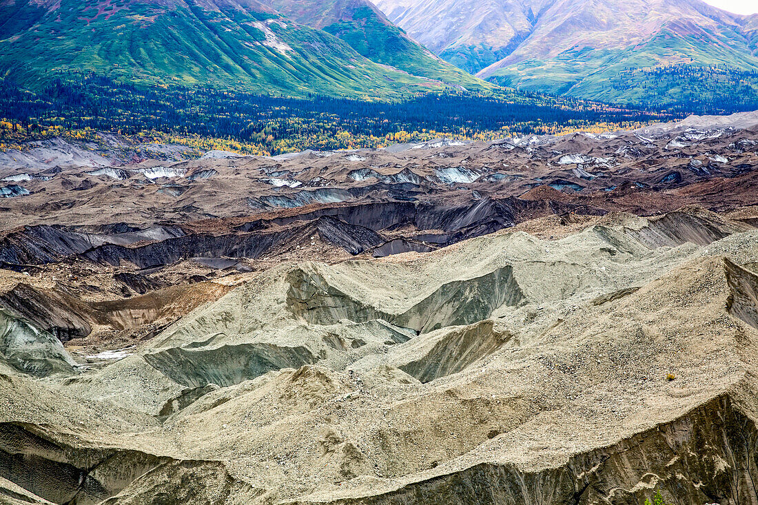 Der Kennicott-Gletscher, der an der Kennecott-Mine vorbeifließt, ist von Schmutzschichten bedeckt, die er mit sich führt; McCarthy, Alaska, Vereinigte Staaten von Amerika