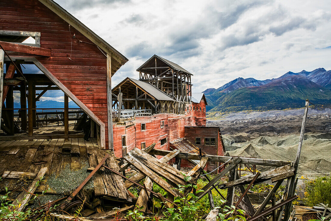 Blick vom oberen Eingang zur Konzentrationsmühle. Die Konzentrationsmühle war der Ort, an dem das Erz mit Seilbahnen angeliefert wurde. Anschließend wurde es in dieser Mühle zerkleinert und das Kupfer aussortiert; McCarthy, Alaska, Vereinigte Staaten von Amerika