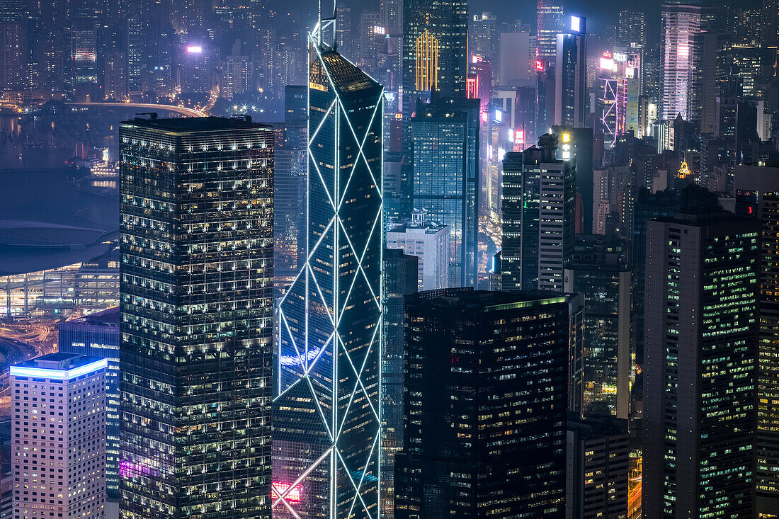 Blick auf die Finanztürme auf der Insel Hongkong bei Nacht; Hongkong, China