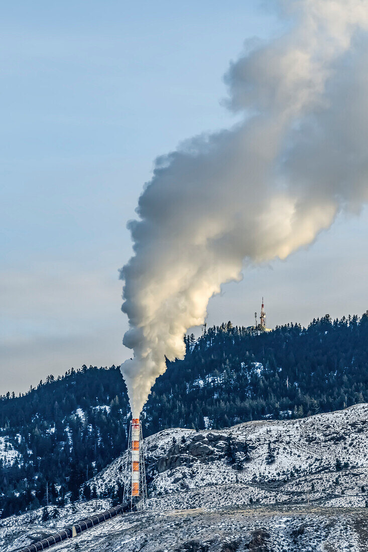 Emissionen aus einem Schornstein füllen die Luft am Ende eines Rohrs; British Columbia, Kanada