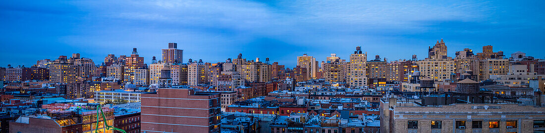 Panorama von New York City und Skyline in der Abenddämmerung; New York City, New York, Vereinigte Staaten von Amerika