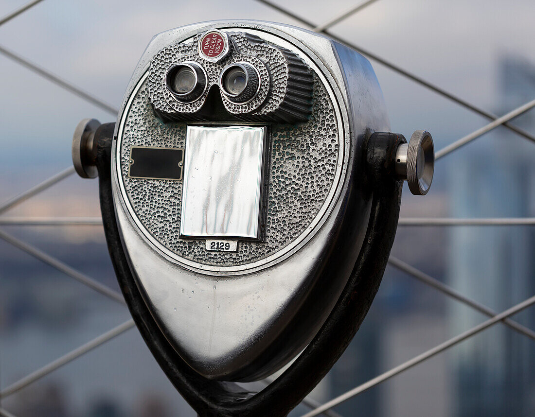 Fernglas draußen auf der Aussichtsplattform des Empire State Building in Midtown Manhattan; New York City, New York, Vereinigte Staaten von Amerika