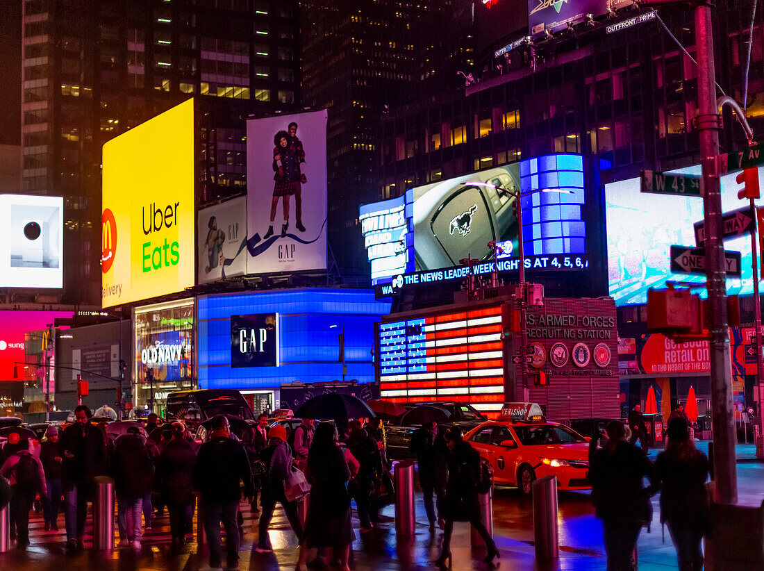 Times Square-Werbung bei Nacht, Touristen säumen die Straße, Midtown Manhattan; New York City, New York, Vereinigte Staaten von Amerika