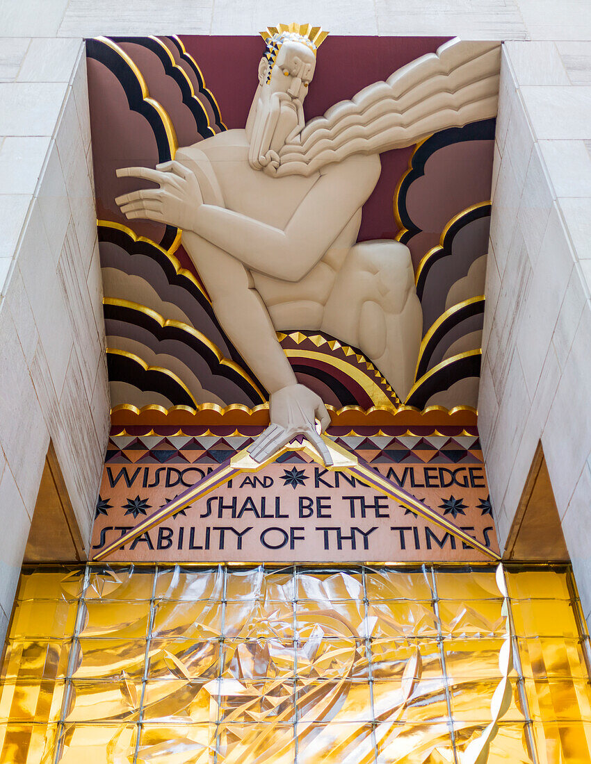 Zeichen aus Jesaja 33:6 über einem Eingang am Rockefeller Plaza (Weisheit und Erkenntnis werden die Beständigkeit deiner Zeiten sein), Midtown Manhattan; New York City, New York, Vereinigte Staaten von Amerika