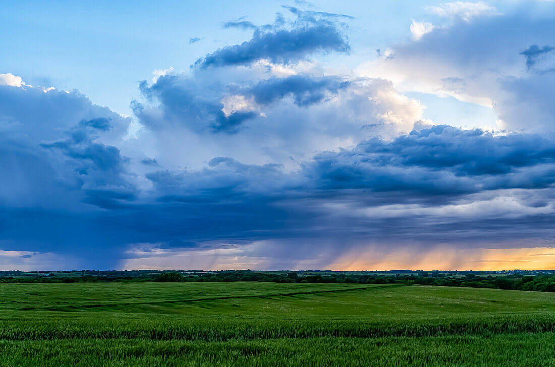 Dramatischer Himmel über den Ebenen des Mittleren Westens der Vereinigten Staaten während der Tornadosaison. Erstaunliche Wolkenformationen zeigen die Kraft und die Schönheit von Mutter Natur; Nebraska, Vereinigte Staaten von Amerika