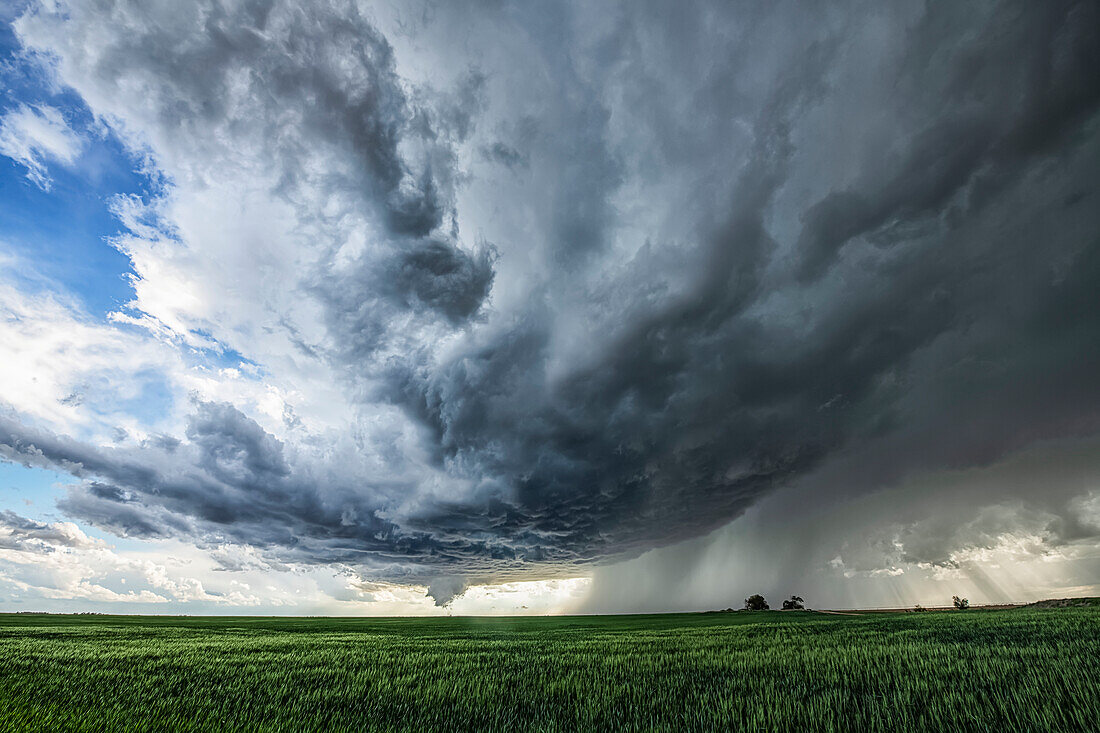 Dramatischer Himmel über den Ebenen des Mittleren Westens der Vereinigten Staaten während der Tornadosaison. Erstaunliche Wolkenformationen zeigen die Kraft und die Schönheit von Mutter Natur; Nebraska, Vereinigte Staaten von Amerika