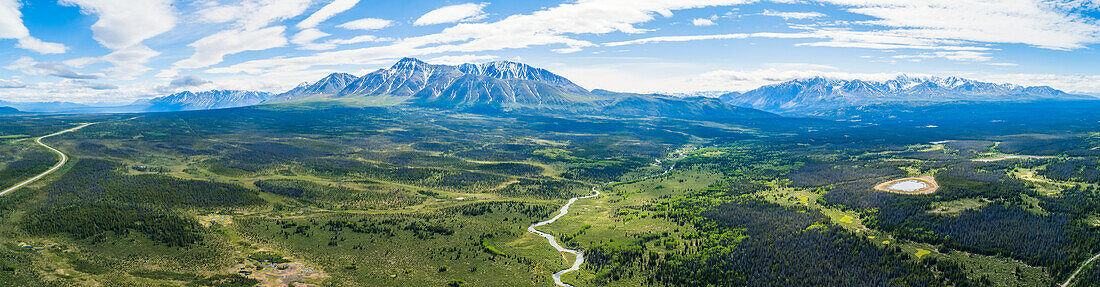 Die Berge bei Haines Junction im Sommer im Yukon; Haines Junction, Yukon, Kanada