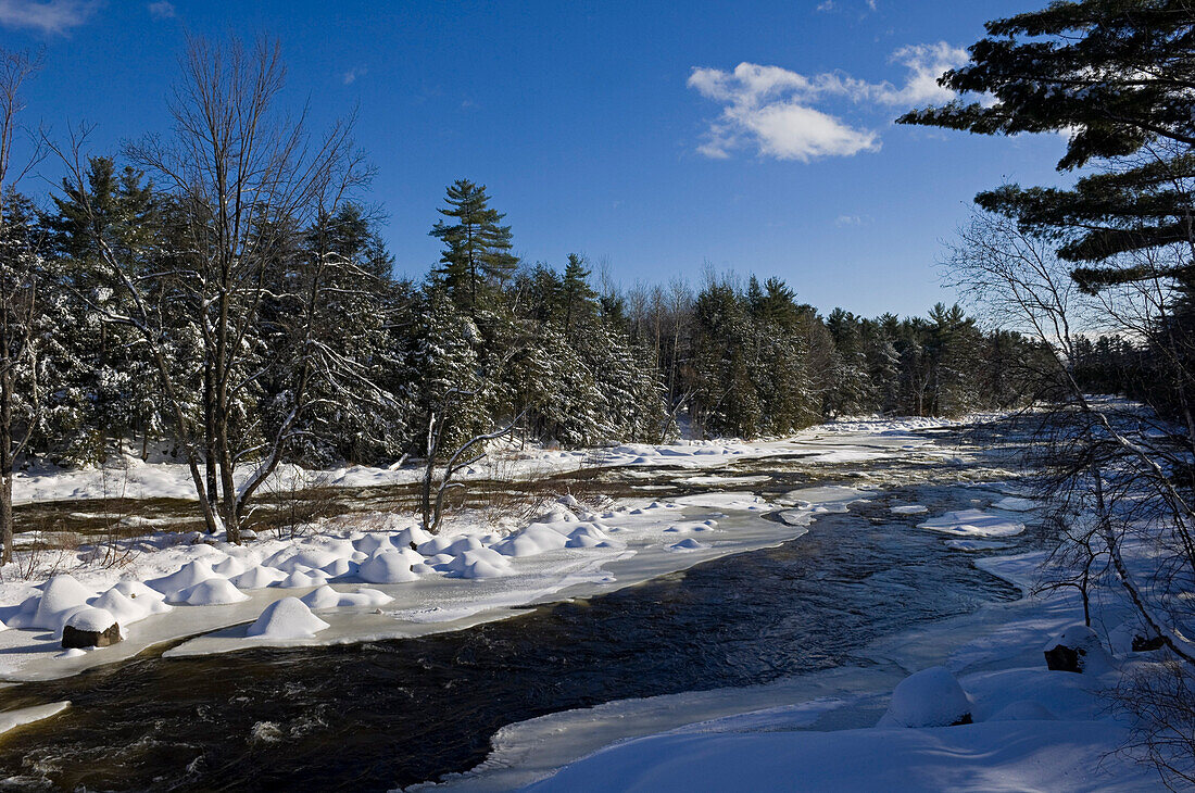 Fluss im Winter, Laurentides, Québec, Kanada