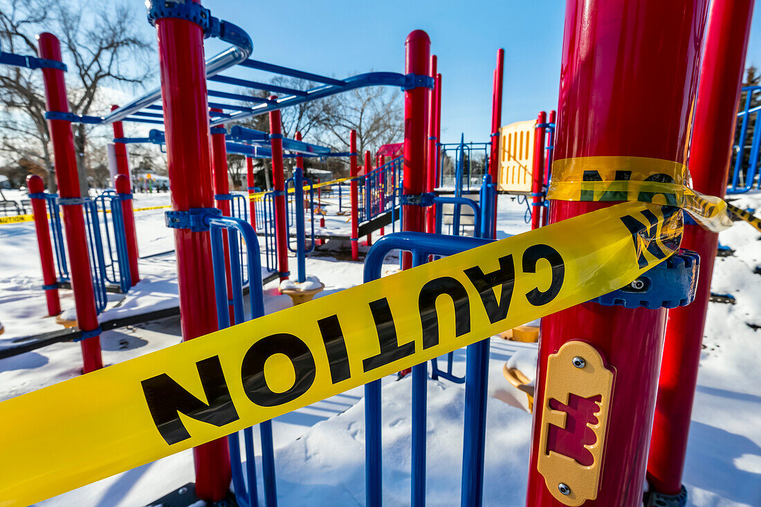 Ein Spielplatz, der während der COVID-19-Weltpandemie mit Absperrband abgesperrt wurde; Edmonton, Alberta, Kanada