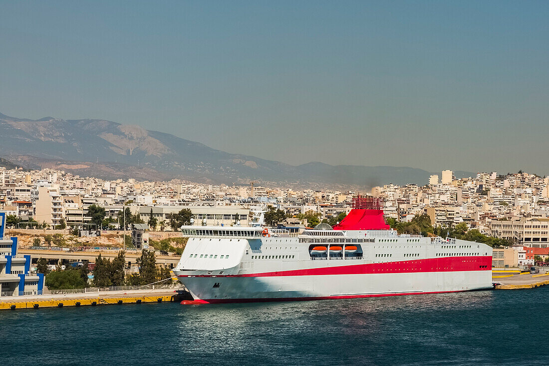 Fähre der Minoan Lines angedockt im Hafen von Piräus; Piräus, Athen, Griechenland