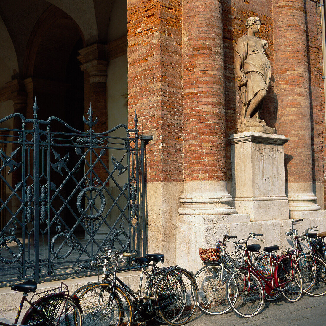 Fahrräder am Gebäude, Loggia del Capitanio, Vicenza, Italien