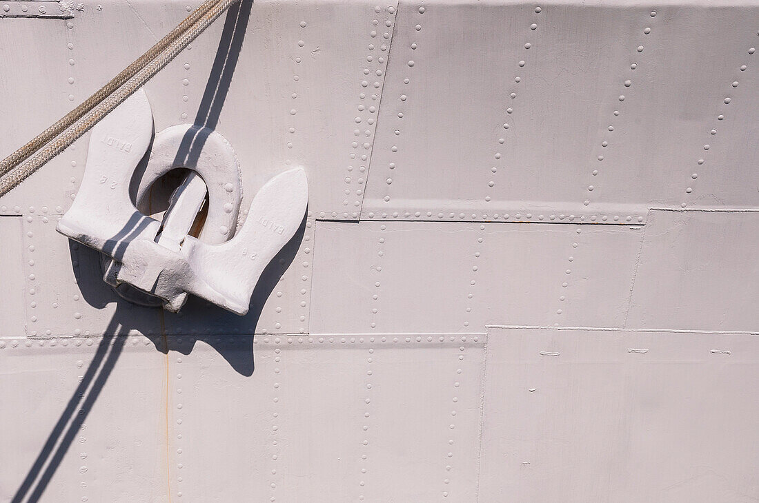 Nahaufnahme eines gehobenen Ankers an der Seite eines Schiffes, Halifax, Neuschottland, Kanada