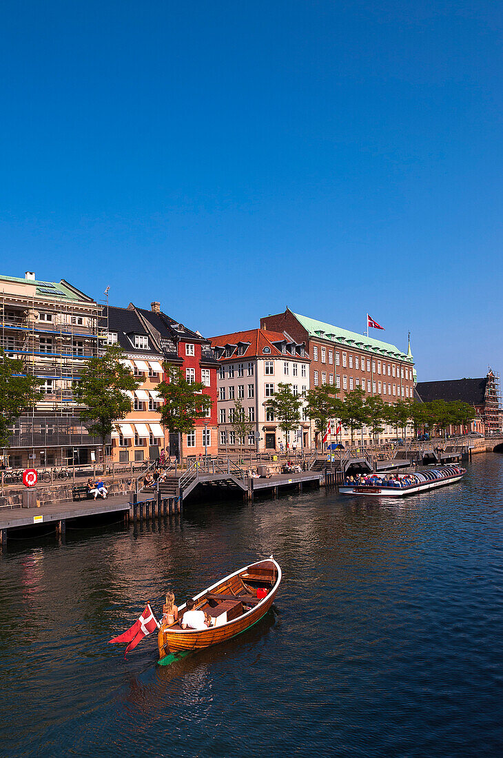 Boote im Kanal entlang der Waterfront, Kopenhagen, Dänemark