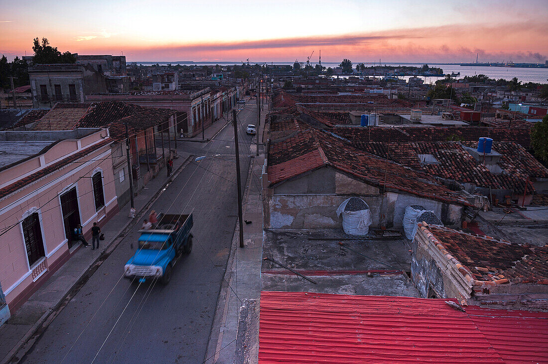 Überblick über Straßen und Dächer von Gebäuden in der Abenddämmerung, Cienfuegos, Kuba, Westindien, Karibik, Mittelamerika