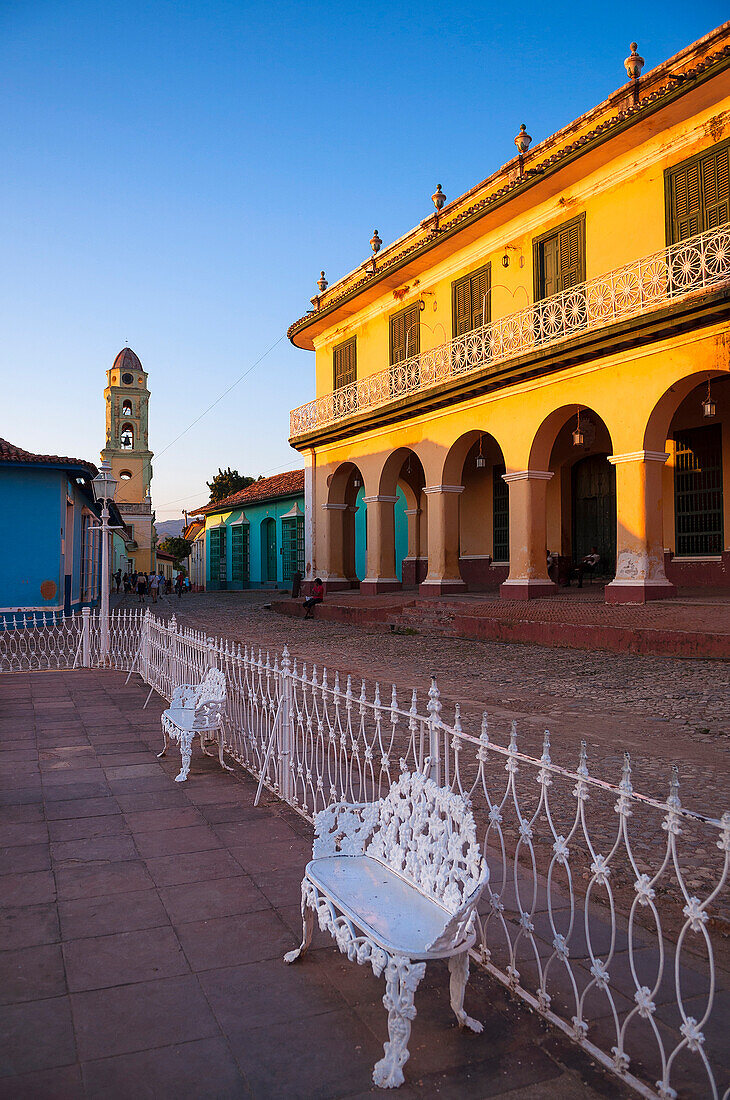 Weiße Metallstühle und ein Zaun vor dem Museo Romantico mit dem Kloster San Francisco im Hintergrund, Trinidad, Kuba, Westindische Inseln, Karibik