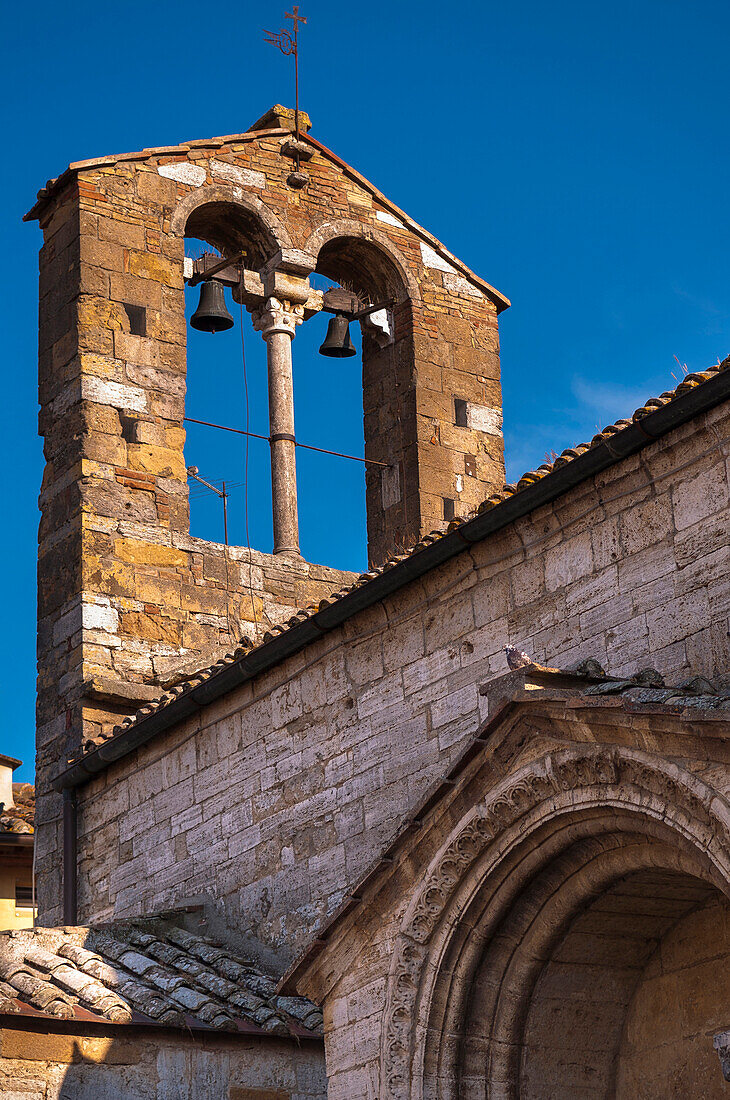 Nahaufnahme des Glockenturms, San Quirico d'Orcia, Val d'Orcia, Provinz Siena, Toskana, Italien