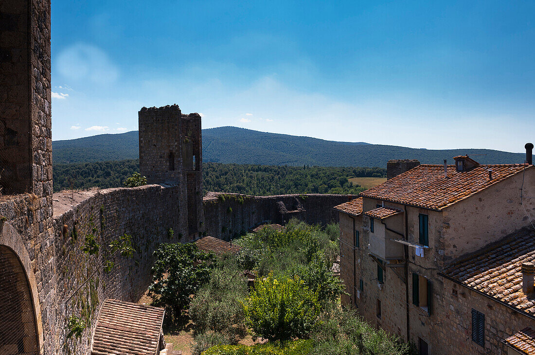 Überblick über die ummauerte Stadt Monteriggioni, Chianti-Region, Provinz Siena, Toskana, Italien