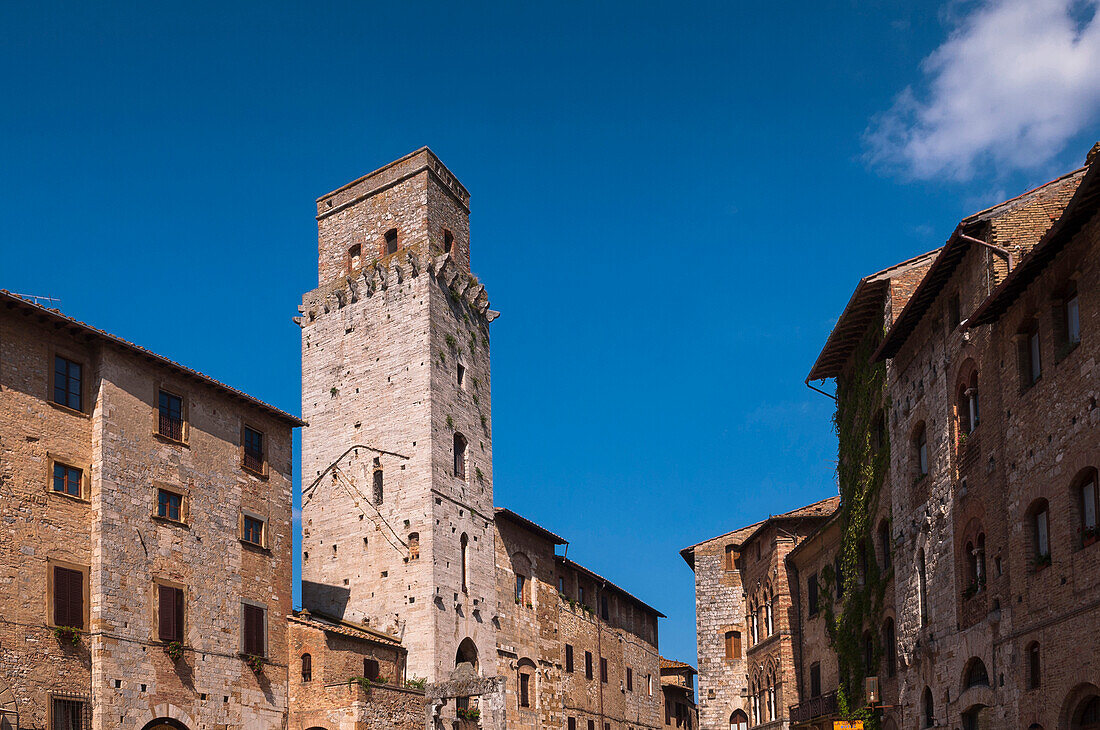 Turm und Gebäude, Piazza della Cisterna, San Gimignano, Provinz Siena, Toskana, Italien