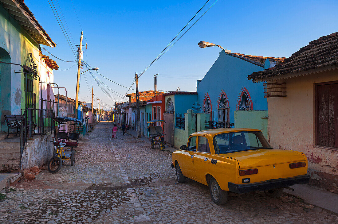Straßenszene mit altem Auto, Trinidad de Cuba, Kuba