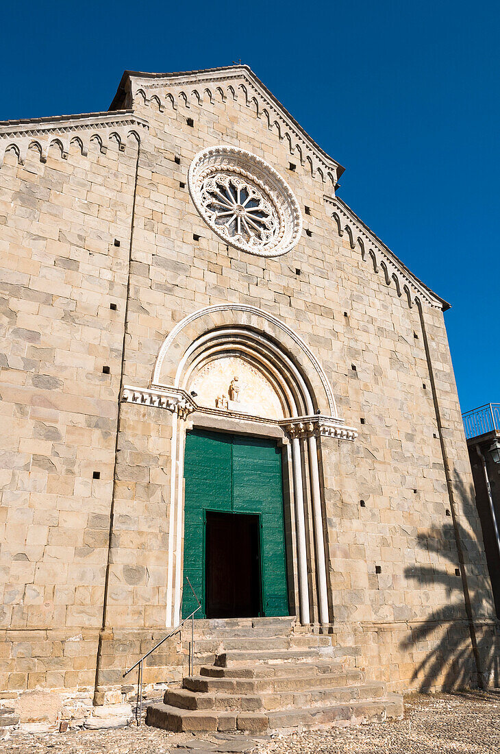 Fassade einer Kirche, Corniglia, Cinque Terre, Bezirk La Spezia, Italienische Riviera, Ligurien, Italien