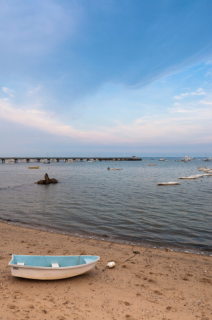 Ruderboot am Ufer des Hafens, Provincetown, Cape Cod, Massachusetts, USA