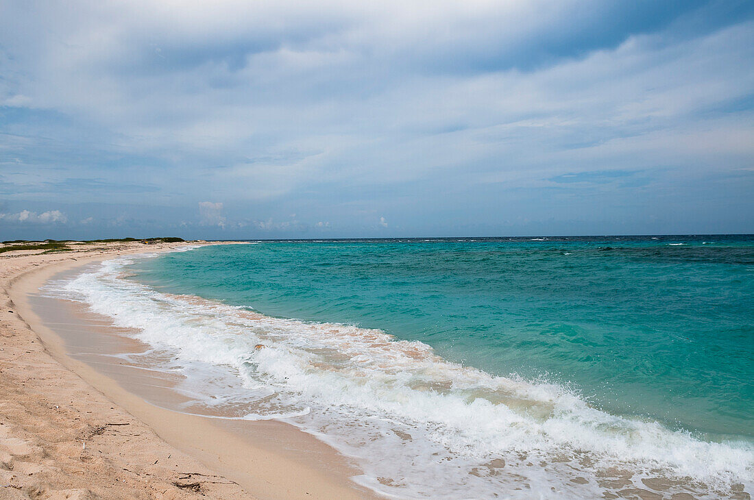 Wellen treffen auf den Strand, Aruba, Kleine Antillen, Karibik