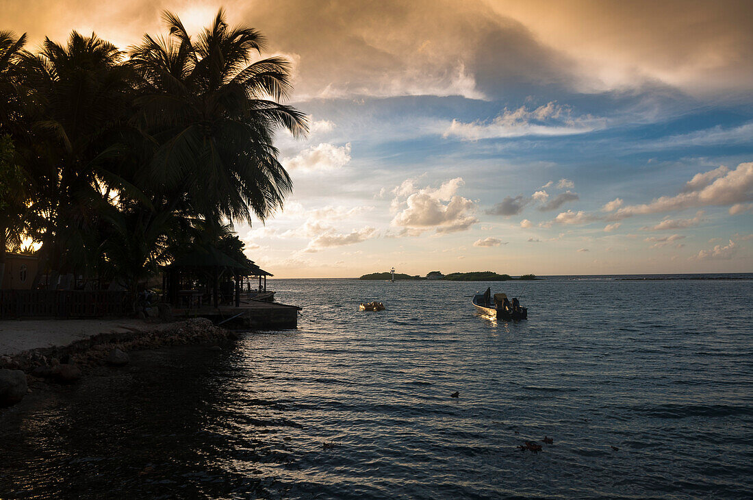Boot auf dem Wasser bei Sonnenuntergang, Südwestküste Arubas, Kleine Antillen, Karibik