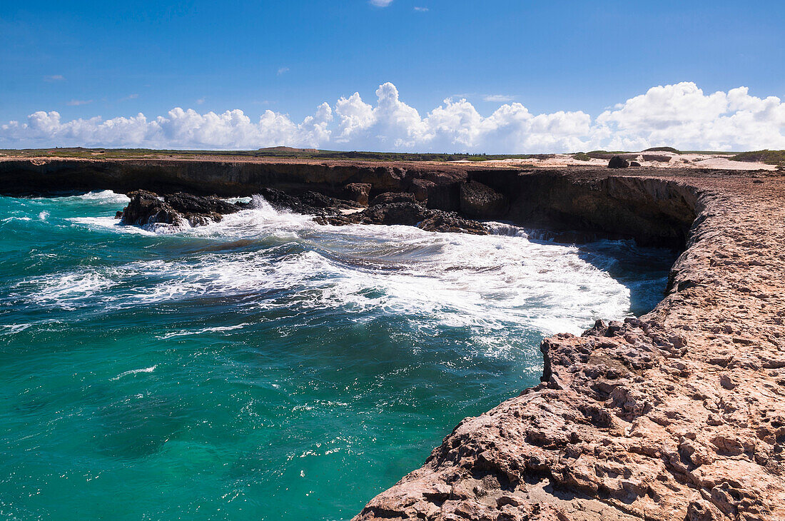 Landschaft mit Wellen, die auf eine Klippe treffen, Arikok National Park, Aruba, Kleine Antillen, Karibik