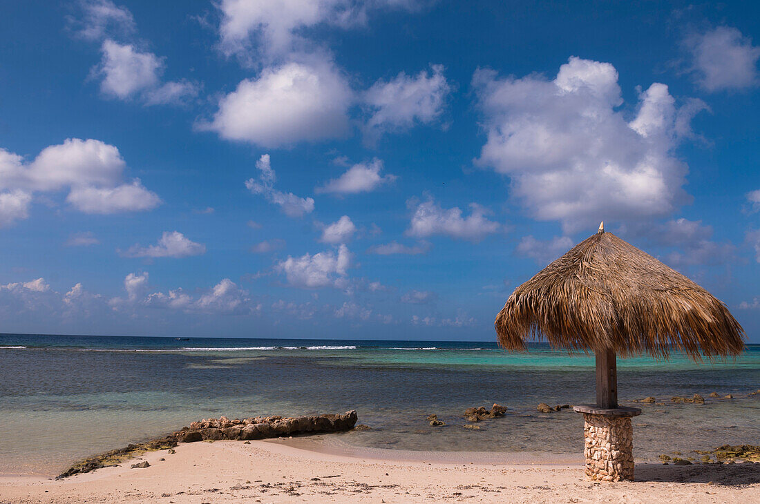 Tiki-Schirm am Strand, Mangel Halto Beach, Aruba, Kleine Antillen, Karibik