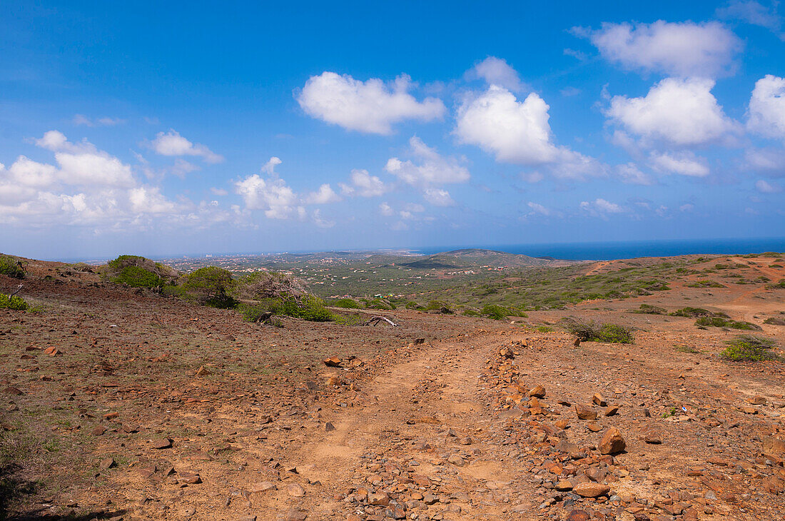 Schotterstraße in zerklüftetem Gelände, Arikok National Park, Aruba, Kleine Antillen, Karibik