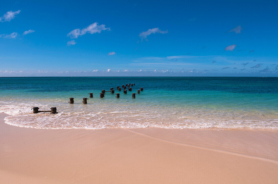 Pfähle im Wasser, Rodgers Beach, Aruba, Kleine Antillen, Karibik