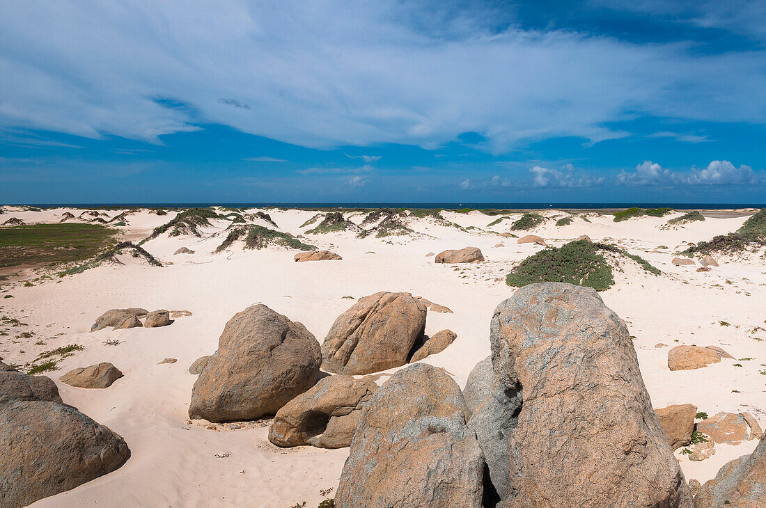 Landschaft mit Sanddünen und Felsbrocken, Aruba, Kleine Antillen, Karibik
