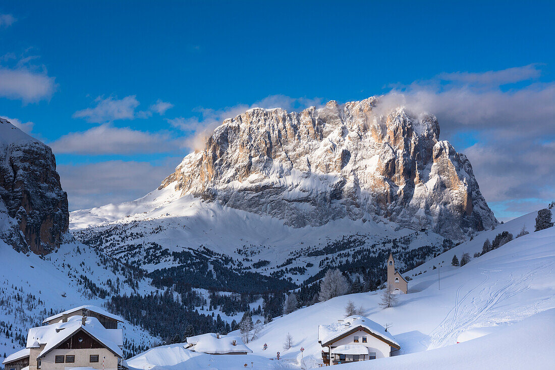 Häuser am Berghang, Saslong und Sellagruppe, Gröden, Bezirk Bozen, Trentino Südtirol, Dolomiten, Italien