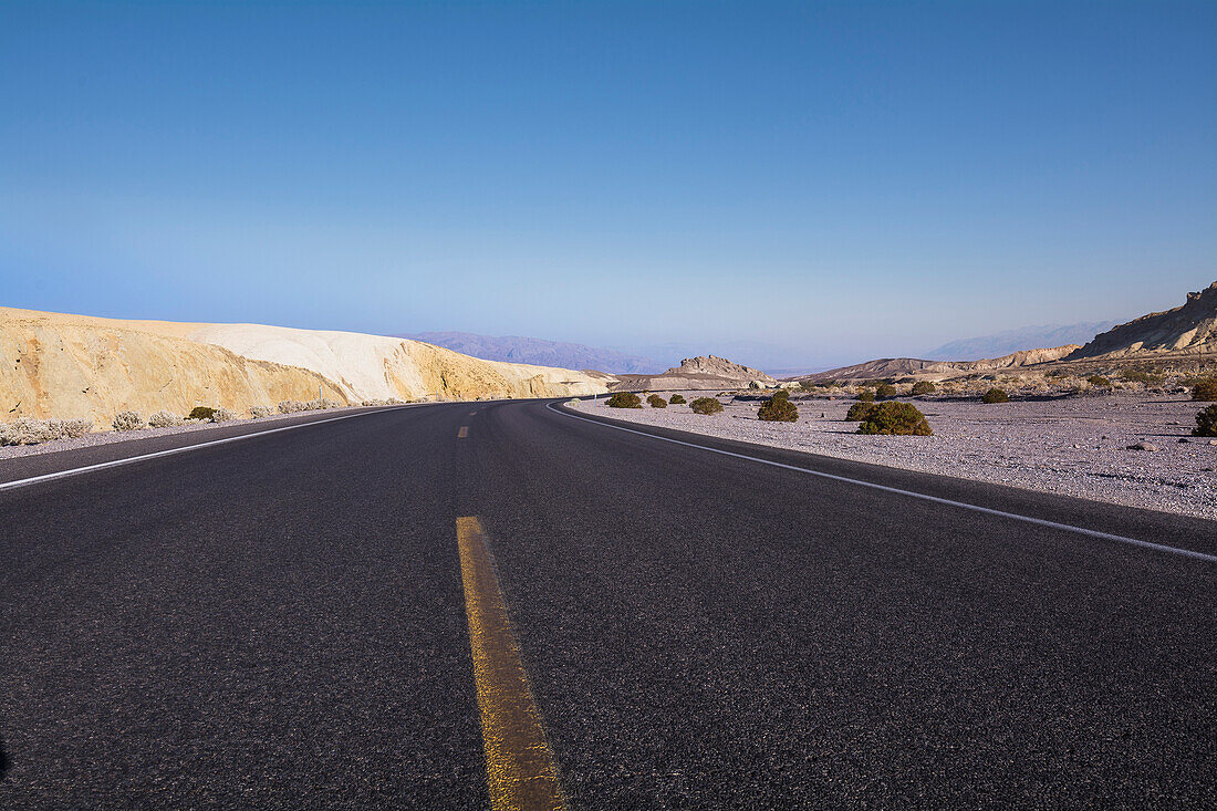 Straße im Death-Valley-Nationalpark, Kalifornien, USA