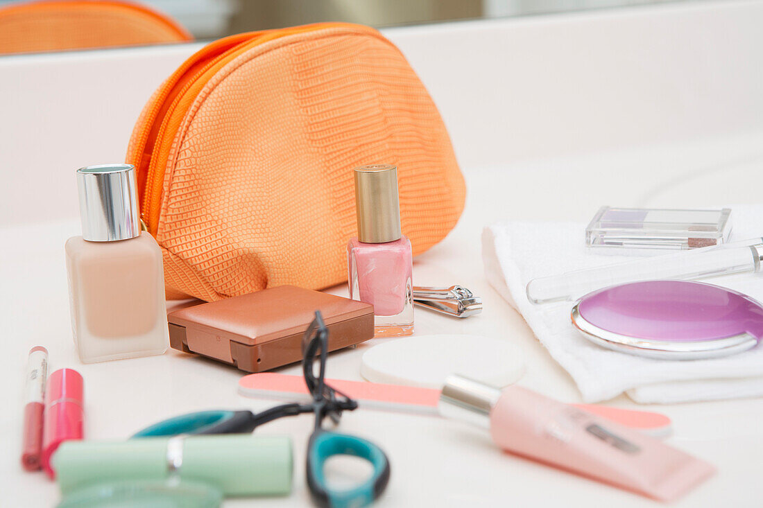 Damen-Kosmetik-Reisetasche auf dem Badezimmertisch, mit Make-up und anderen Schönheitsprodukten, USA