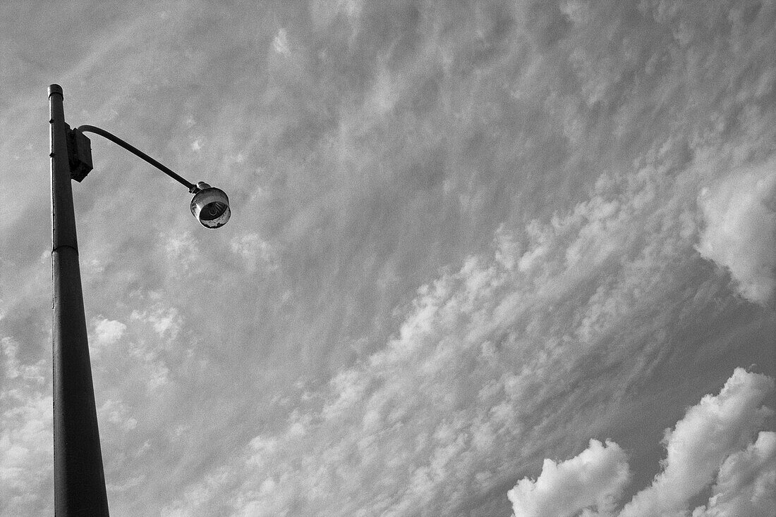 Blick nach oben auf Straßenlaterne und Himmel